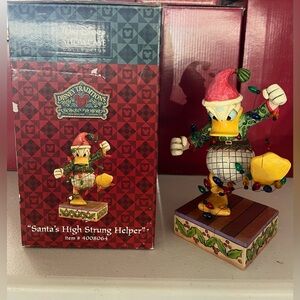 Jim Shore, Walt Disney Showcase Collection, “Santa’s High Strung Helper”